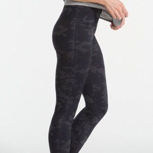 Spanx Seamless Shaping Leggings Black Camo Size L